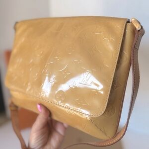 Authentic Louis Vuitton Vernis Thompson Shoulder Bag with Classic Design.